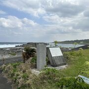 「地球人宣言の町　喜界島」と記された碑がある