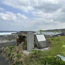 海岸にたつ石碑