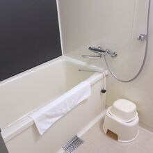 浴室は独立したものでした。浴槽の外で身体が洗えます。