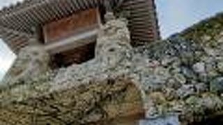 首里城の近くにある石積みの鐘楼門と立派な仁王像のあるお寺