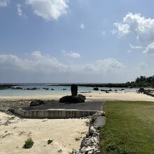 海岸の手前に建つ碑