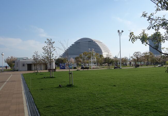 横浜の山下公園に相当するところかな。ひろくて開放的でよいところです。