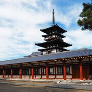 色鮮やかな建物は被災して再建された建物で、色の無い建物が被災を免れたオリジナル：薬師寺(奈良県奈良市)