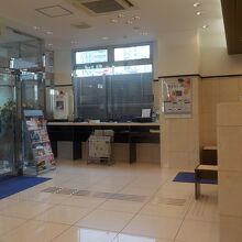 ホテルロビーです。右手にフロントがあります。