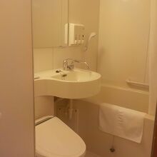 ユニットのバス、トイレ、洗面です。浴槽が少し広いです。