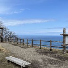 草原を抜けていくと東屋があり、展望台になっています。