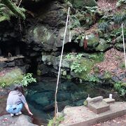 鏡のような澄んだ水面。