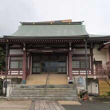 光蓮寺の本堂。梅が植わっている