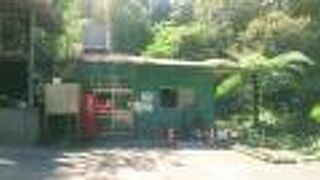 川のせせらぎを聞きながら温泉につかれます