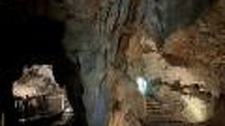 長さ３０ｍの鍾乳洞内を見学できる