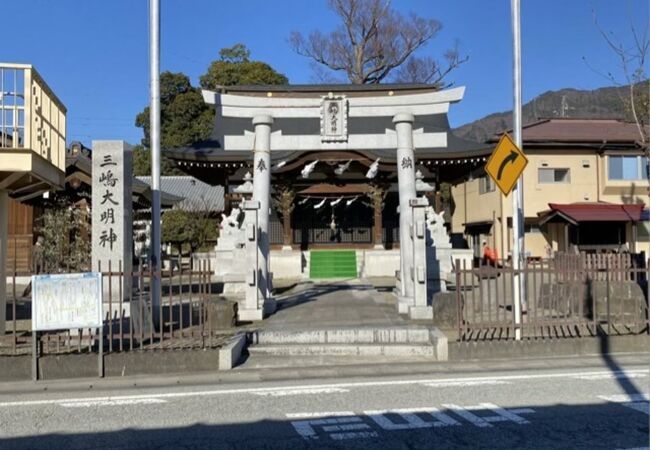 鳥居と狛犬の白さが際立つ