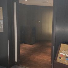 エントランスから上の階が受付