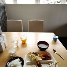 朝食バイキングの様子。激安の割には良かったです。