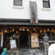 トウキビが釣下がる店頭