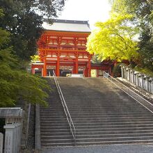 朱塗りの神門までにもう一つ長い階段があります。