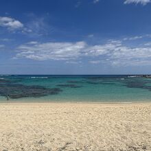 土盛海岸の真っ青な海