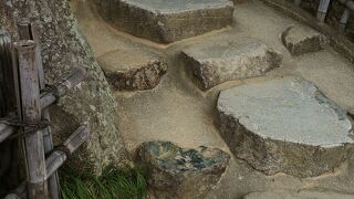 正門ならトイレ・コインロッカー・無料ガイドツアー受付・電子マネー対応あり：岡山後楽園 