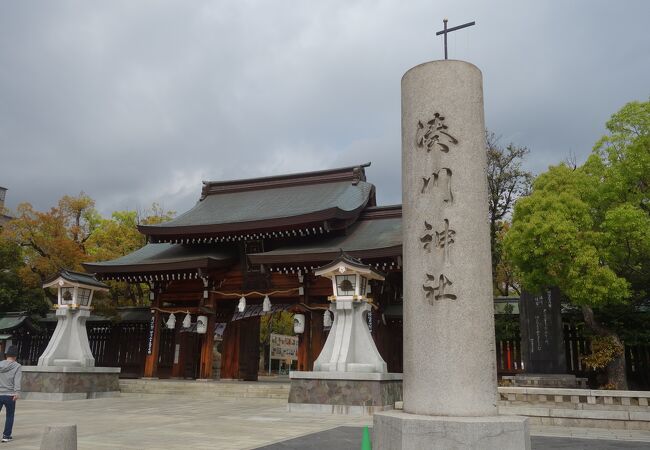 楠木正成にちなむ神社。南朝派の残影を映す。