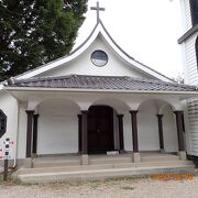 神社の屋根の様な和風の造りの教会