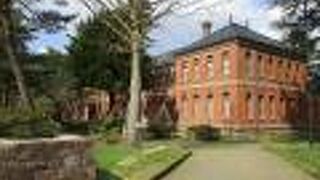 赤レンガの建物の文化施設