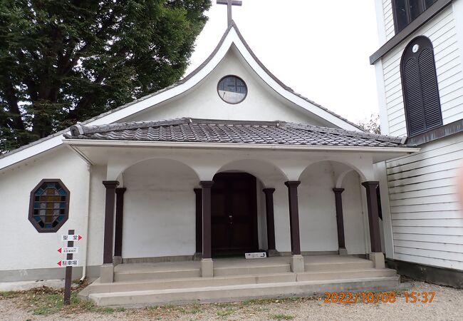 神社の屋根の様な和風の造りの教会