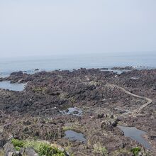 灯台の先の岩場。