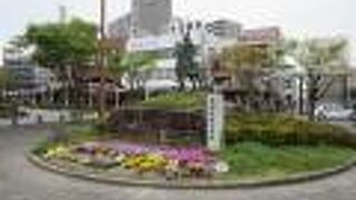 JR彦根駅西口前にある初代彦根藩主の立派な騎馬像です。