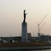 旧堺港にある綺麗な銅像