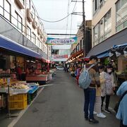 生鮮食料品の店が並び、元気な掛け声が聞こえる