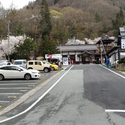 駅のホームから、山の斜面に立石寺が見える