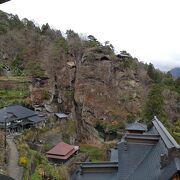 岩上に立つ天台宗の古刹、迫力満点