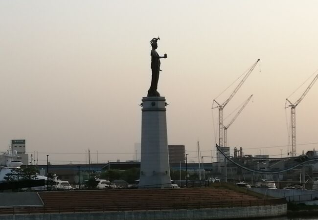 旧堺港にある綺麗な銅像