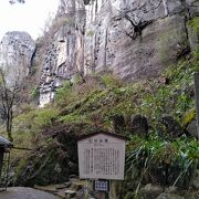 岩の崖と巨木に囲まれた芭蕉の顕彰碑