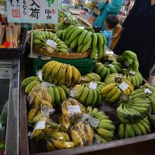 沖縄の美味しいバナナもたくさん販売されていました。