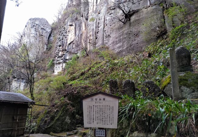 岩の崖と巨木に囲まれた芭蕉の顕彰碑