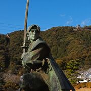 岩国城を背に構える若き姿：佐々木小次郎の銅像