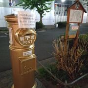 錦通にある金色のポスト