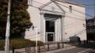 クリーンなラインの重厚な建物で、ビックリ