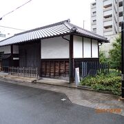 江戸時代に建てられたものがそのまま残っている貴重な武家屋敷の長屋門