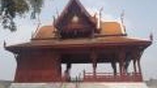 カオサンのチャプラオ川沿いに有る公園です。