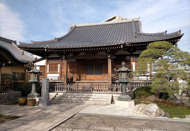 完璧な手入れのされた和風の庭園