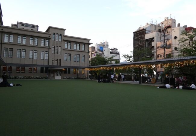 都会の芝生スペース！