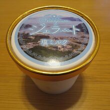 私は塩ミルク味ジェラートを購入。あっさりした味わいです。