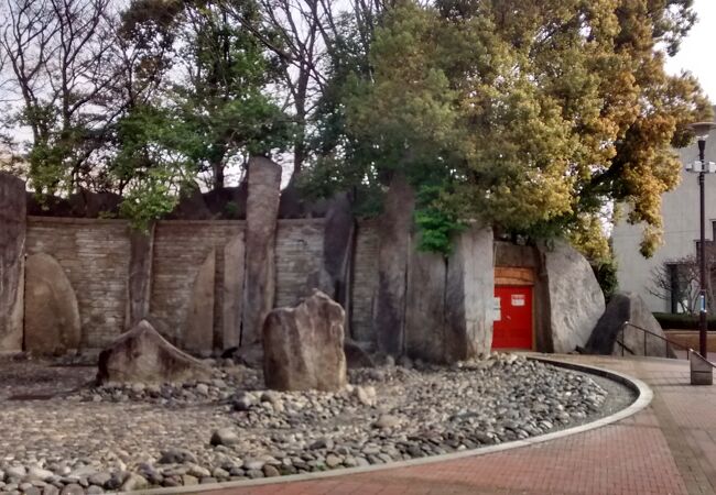 注目のオブジェが散らばるレトロ感あふれる公園