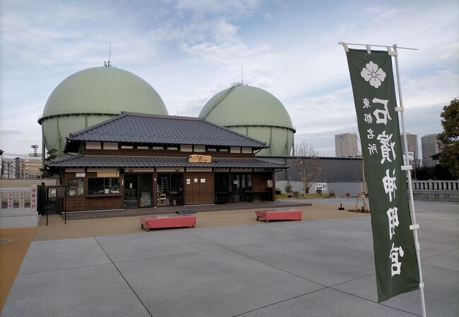 石浜神社と背後の巨大ガスタンクがいっしょに見え、圧巻