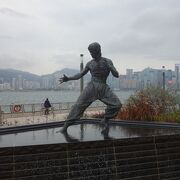 ブルース・リーの像と香港のスターの手形
