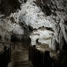 ライトアップされた鍾乳洞内部