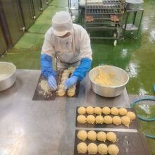 工場内での作業の様子