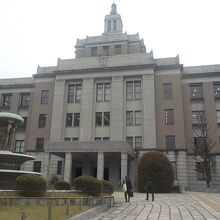 滋賀県庁舎玄関には立派な車寄せがあります。