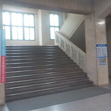 県庁社内玄関ロビーにある階段は幅が広い石造りで拡張高いです。